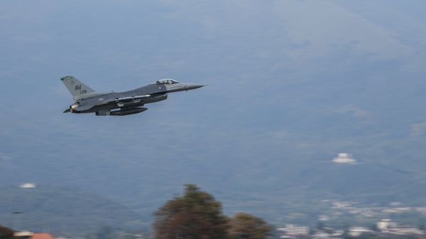 Самолет F-16