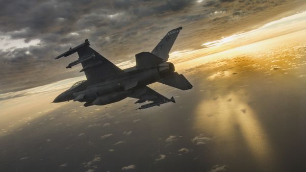 Самолет F-16