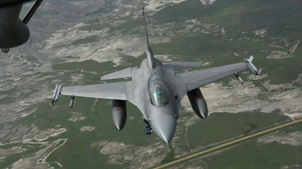 Самолет F-16