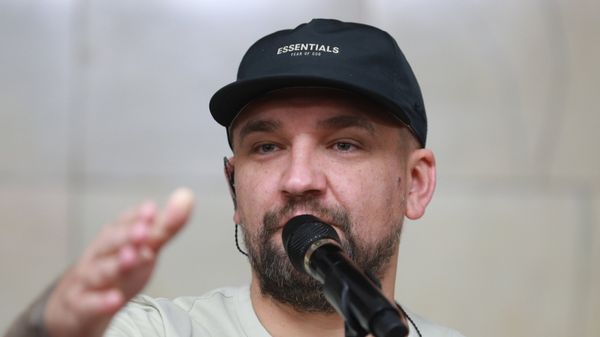 Выступление рэп-исполнителя Басты в московском метро