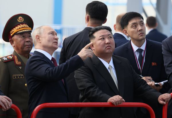 Президент РФ В. Путин посетил космодром Восточный и встретился с лидером КНДР Ким Чен Ыном