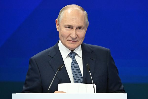 Президент РФ Владимир Путин выступает на финальном этапе III Международной Олимпиады по финансовой безопасности