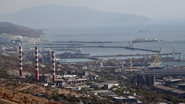 Порт Новороссийска на побережье Цемесской  бухты Чёрного моря