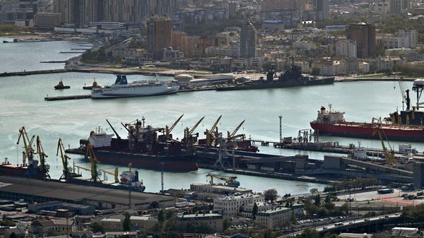 Порт Новороссийска на побережье Цемесской бухты Чёрного моря