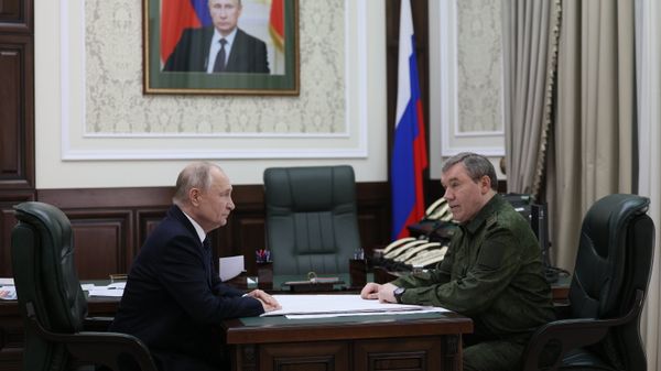 Президент РФ Владимир Путин и начальник Генерального штаба Вооруженных сил РФ - первый заместитель министра обороны РФ Валерий Герасимов