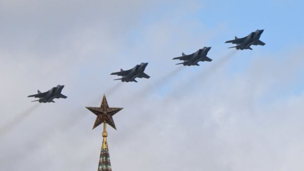 Истребители-перехватчики МиГ-31И с гиперзвуковым авиационным ракетным комплексом Кинжал