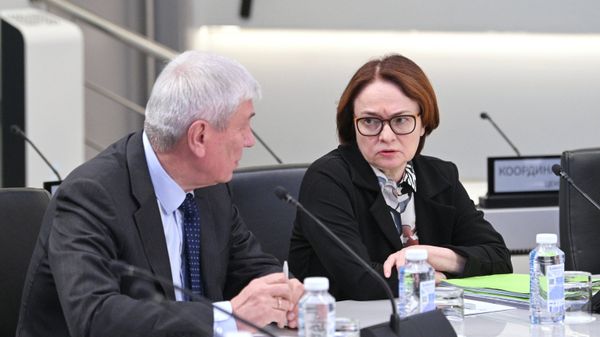 Директор Федеральной службы по финансовому мониторингу (Росфинмониторинга) Юрий Чиханчин и председатель Центрального банка РФ Эльвира Набиуллина