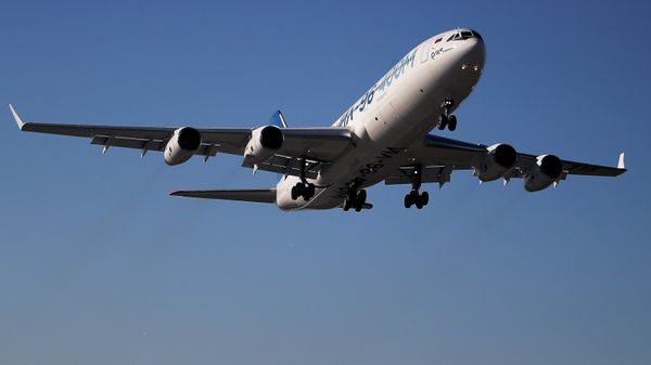 Широкофюзеляжный дальнемагистральный самолет Ил-96-400М