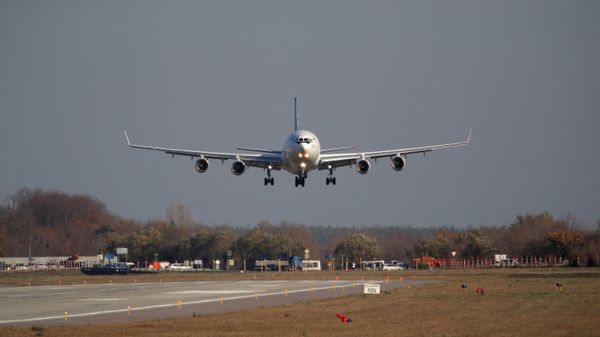 Широкофюзеляжный дальнемагистральный самолет Ил-96-400М