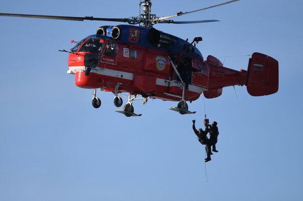 Подъем людей из водоема с помощью вертолета Ка-32