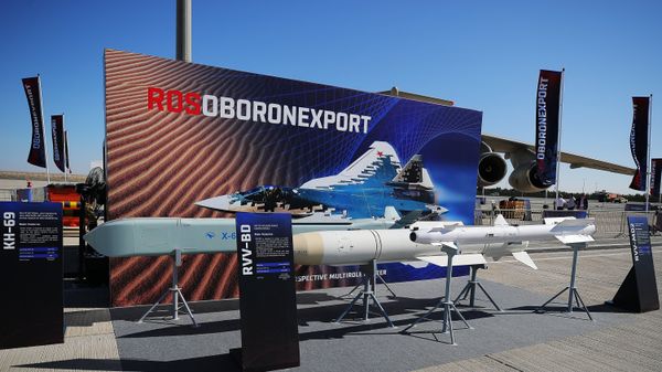Стенд компании компании Рособоронэкспорт на Dubai Airshow-2023