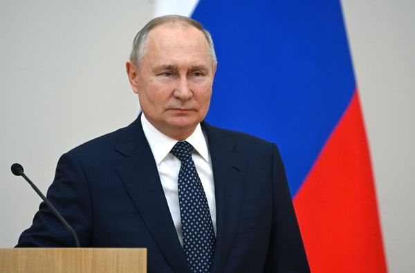 Президент РФ В. Путин вручил госнаграды представителям избирательных комиссий РФ