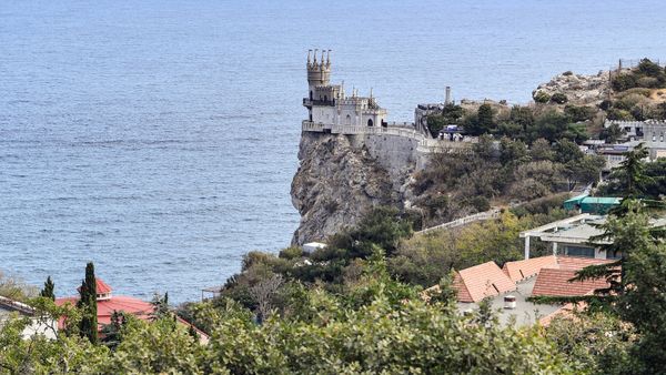 Замок Ласточкино гнездо на береговой скале в поселке Гаспра в Крыму