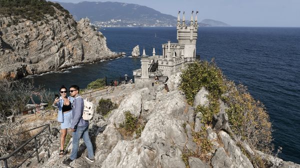 Замок Ласточкино гнездо на береговой скале в поселке Гаспра в Крыму