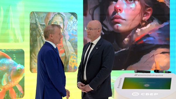 Президент Сбербанка Герман Греф и заместитель председателя правительства РФ Дмитрий Чернышенко на фоне стенда с изображением ИИ Kandinsky