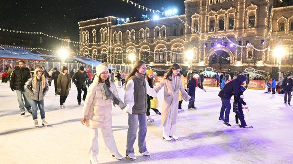 Каток около ГУМа на Красной площади