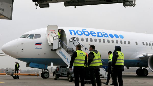Техники у самолета российской низкобюджетной авиакомпании Победа