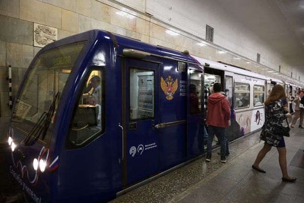 Пассажиры на Арбатско-Покровской линии московского метрополитена