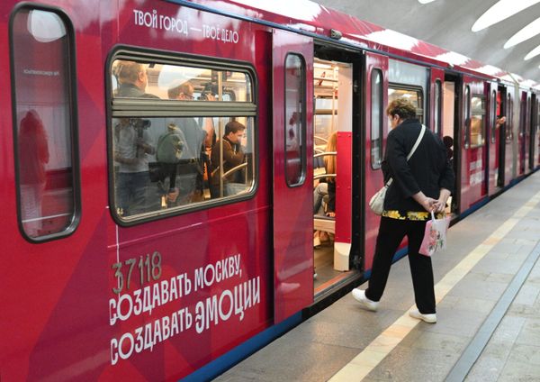 Пассажир входит в вагон поезда метро