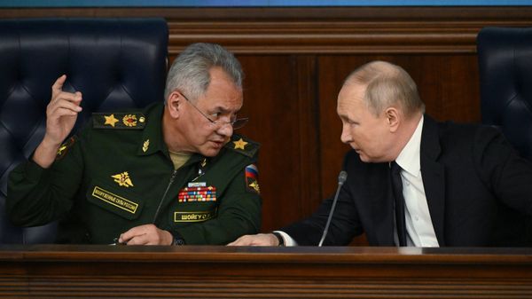 Президент РФ Владимир Путин и министр обороны РФ Сергей Шойгу