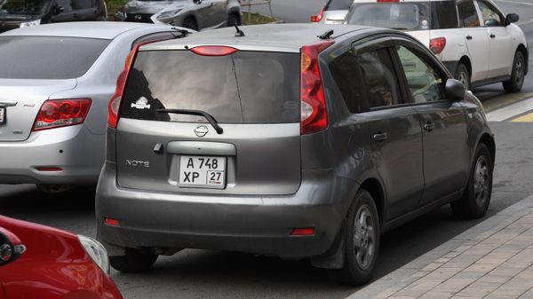 Автомобиль Nissan Note на улице Владивостока