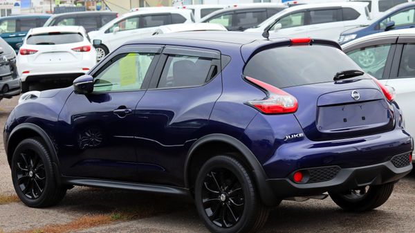 Праворульный автомобиль компактный кроссовер Nissan Juke