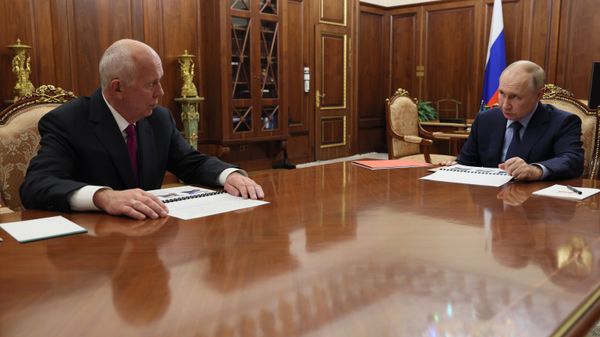 Президент РФ В. Путин провел рабочую встречу с главой Ростеха С. Чемезовым
