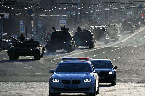Танк Т-72Б3, самоходные гаубицы Коалиция-СВ и Мста-С, зенитные ракетные комплексы БУК-М2 и Тор-М2У