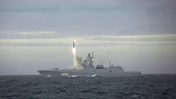 Запуск ракеты Циркон с фрегата Адмирал Горшков в Баренцевом море