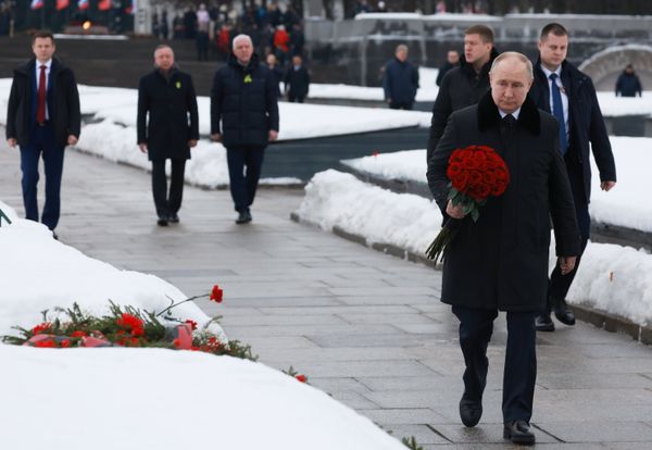 Церемония возложения венка к монументу Мать-Родина в Санкт-Петербурге