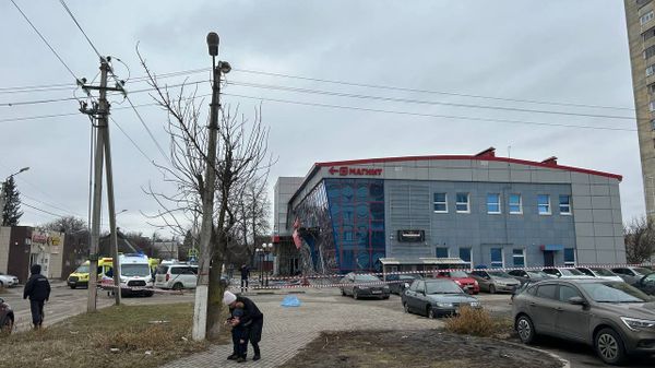 Поврежденный ТЦ в результате ракетного удара по Белгороду