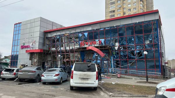 Поврежденный ТЦ в результате ракетного удара по Белгороду