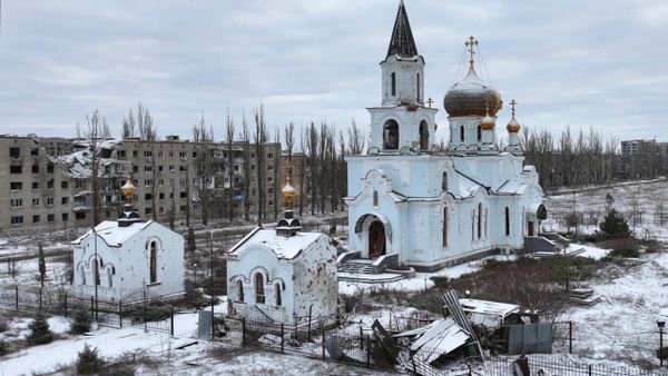Частично разрушенный храм святой Марии Магдалины на одной из улиц в Авдеевке