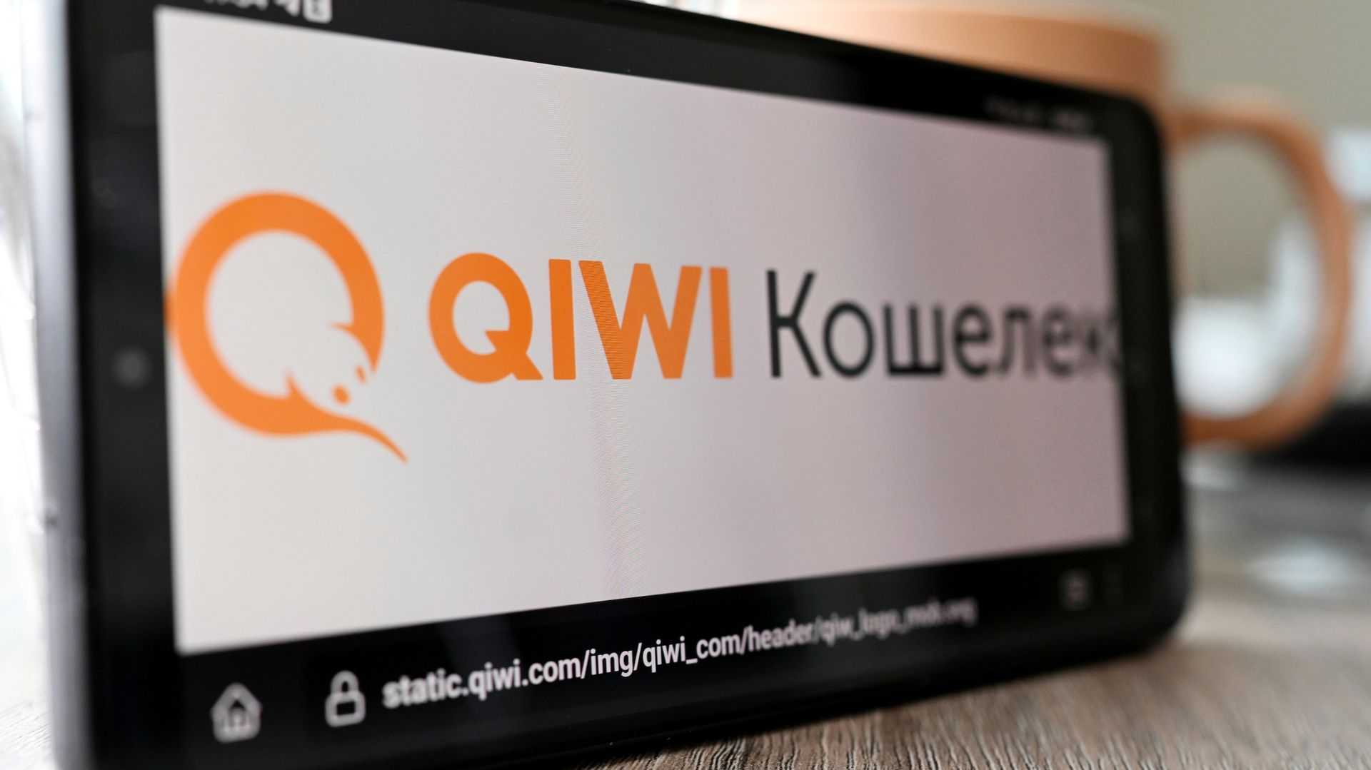 Сайт QIWI, открытый на смартфоне - ПРАЙМ, 1920, 21.02.2024