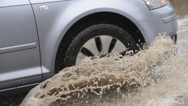 Дождь смывает все следы. Ливень в Москве затопил часть улиц Дождь смывает все следы. Ливень в Москве затопил часть улиц