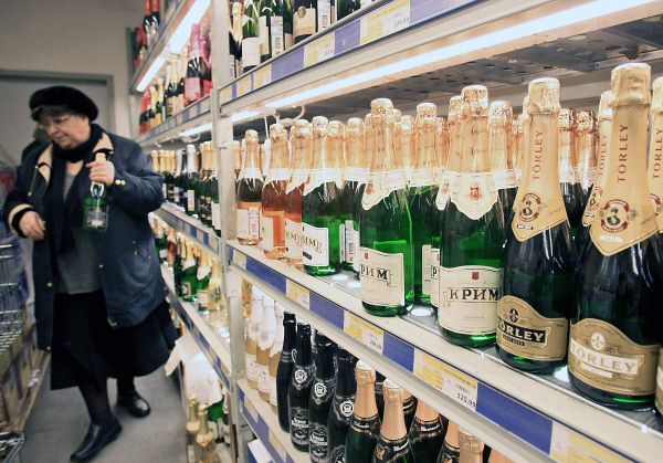 Алкоголь нельзя будет продавать в новогоднюю ночь в местах массового празднования в Москве
