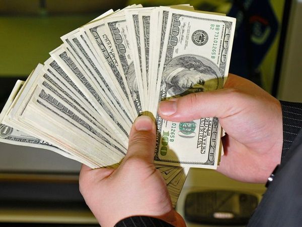 Доллар продолжает дешеветь к мировым валютам на данных из США
