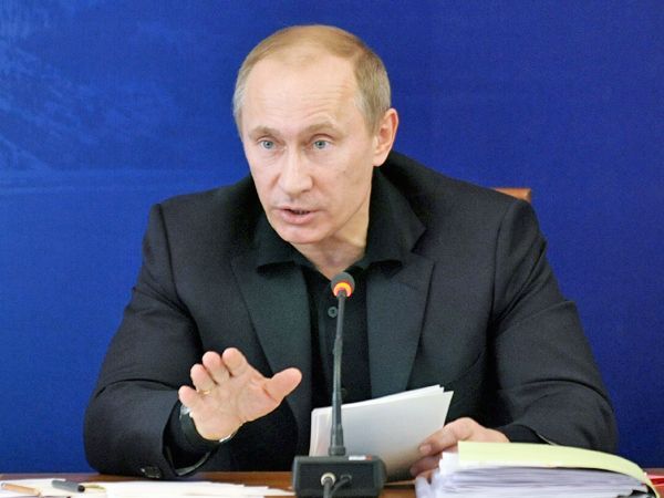 Правительство РФ должно проработать вопрос акцизов на топливо и, возможно, принять решение об их повышении - Путин