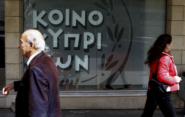 S&P понизило рейтинг Кипра на три ступени до В с ВВ S&P понизило рейтинг Кипра на три ступени до В с ВВ