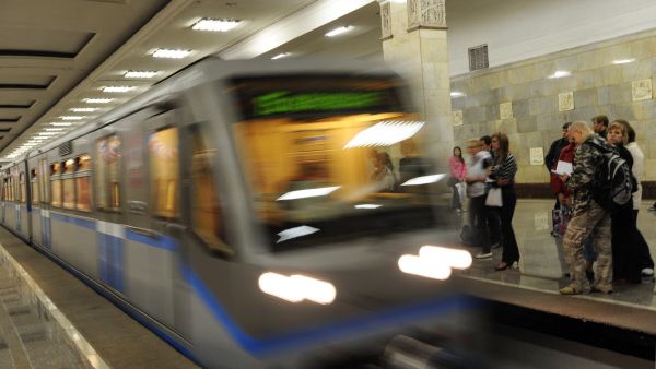 Поезда на серой ветке московского метро