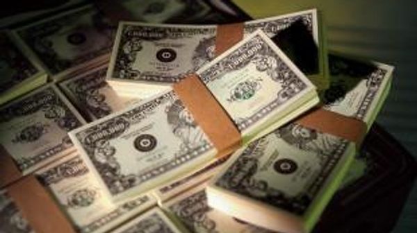 Доллар превысил 32,89 руб, поднявшись к максимуму с августа 2009 года